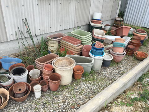 整理する前のプランターや植木鉢